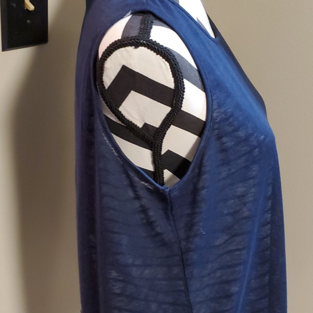 Top - Picture 2 of 4